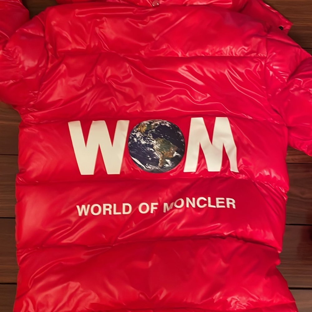 Moncler Long sleeve down-filled quilted technical satin jacket in black. Bungee - Picture 2 of 2